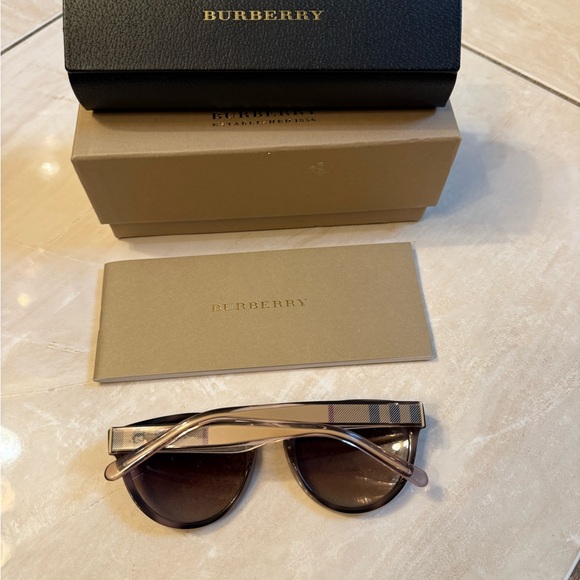 Authentic Burberry sunglasses - Picture 5 of 7
